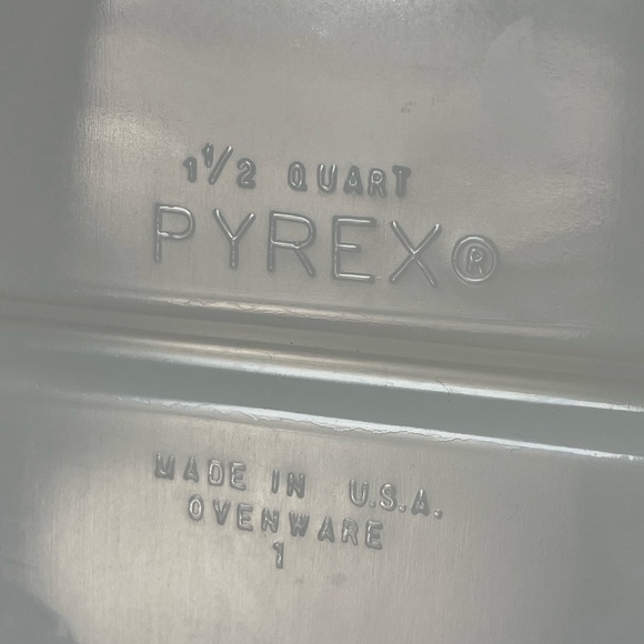 Vintage Pyrex Vintage Town and Country Divided Dish with Lid 1 1/2 Qt. - Picture 7 of 7